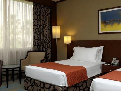 هوليداي إن ازدهار 4*